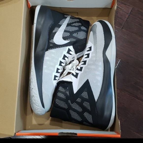 Nike Zoom Devosion Men's shoes Metallic Silver 8.5 - Picture 3 of 8